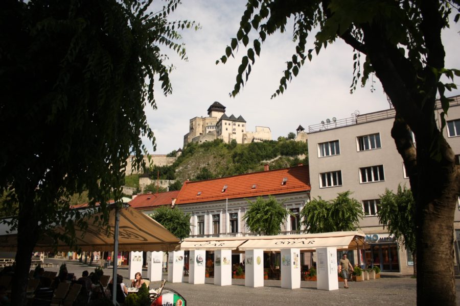 Castelul Tencin văzut din mijlocul orașului, Slovacia