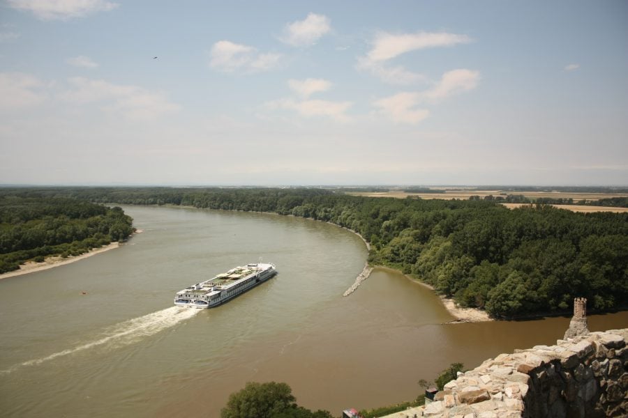 Priveliște din castelul Devin de lângă Bratislava către Dunare cu vaporașul