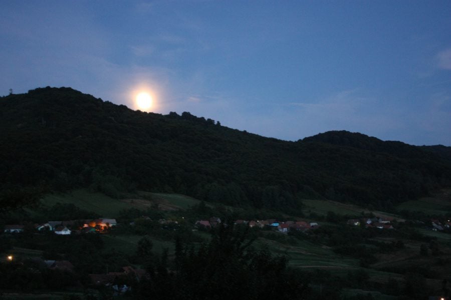 Răsare luna peste sat, Banatul Montan, România