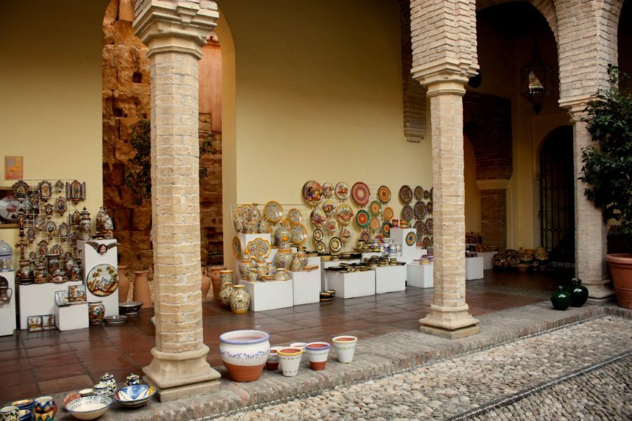 Magazin ceramină în curtea catredralei din Cordoba, Spania