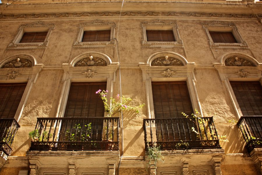 Balcoane pe fațada unei clădiri din Andaluzia, Cordoba, Spania