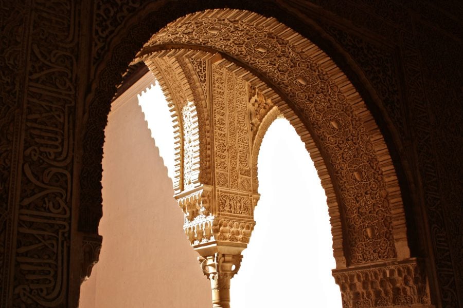 Detalii arcadă și coloană, din Mexuar, palatul Nasrid, Alhambra, Granada, Spania