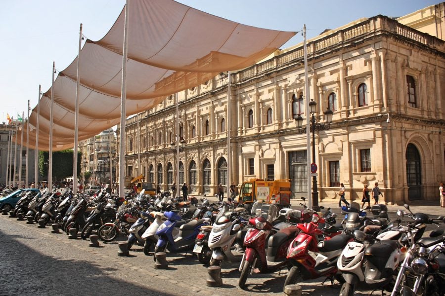Parcare de scutere într-o piață din Sevilia