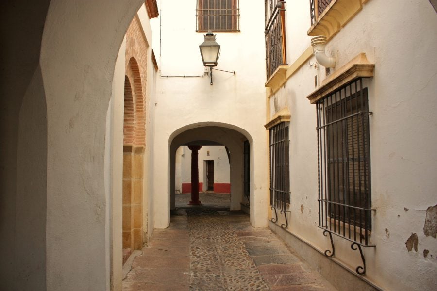 Stradă în centrul vechi al orașului Cordoba, Spania