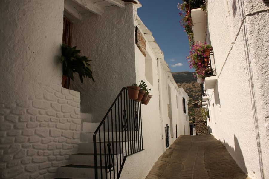 Stradă din satul Capileira, Alpujarra, Sierra Nevada, Andalusia, Spania