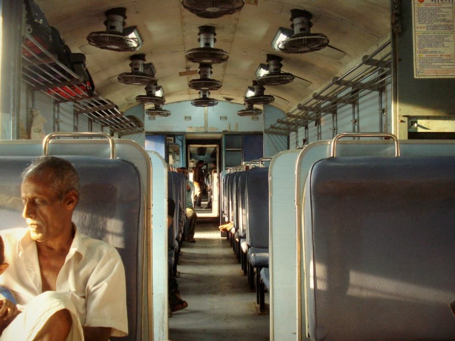 Sistem de ventilare simplu și eficient în tren indian. 31 de ventilatoare în tavan, Kerala, India