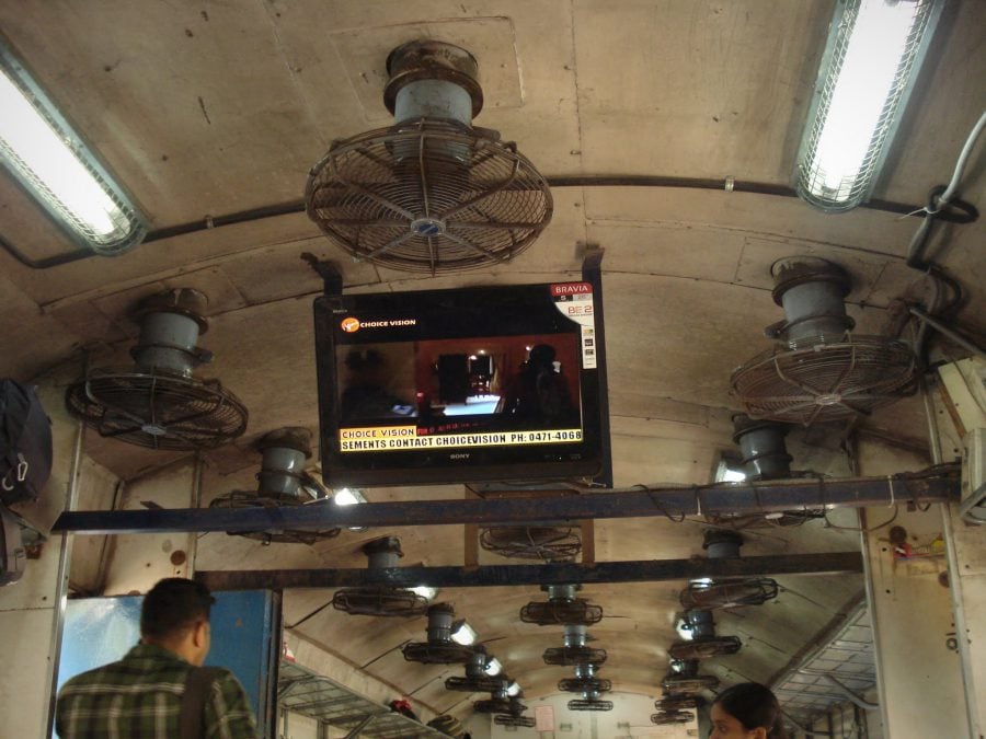 Ventilatoare și televizor în tren indian, Kerala, India