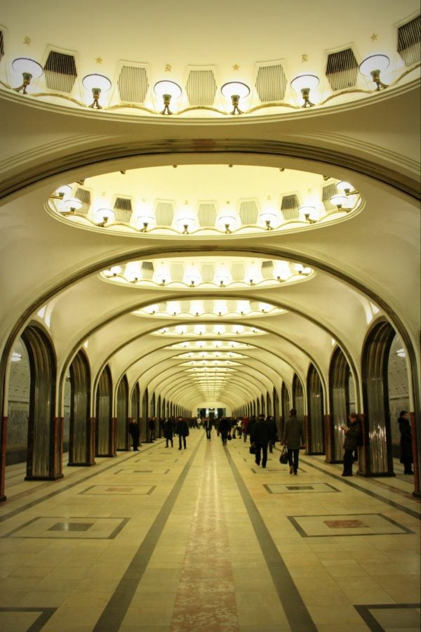 Arcade și lumini în stația de metrou Mayakovskaya, Moscova
