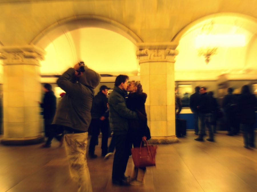 Îndrăgostiți în stația Komsomolskaya din metroul moscovit