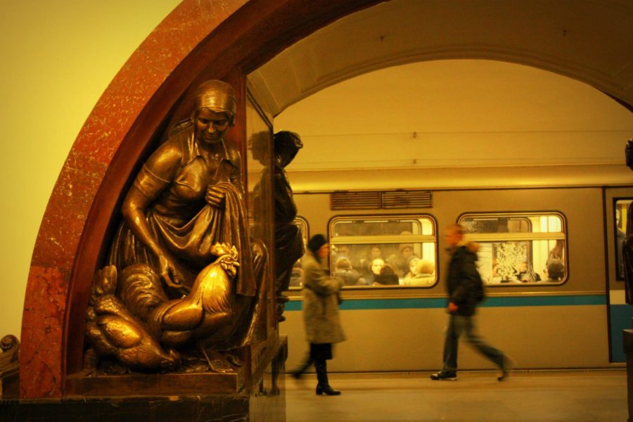 Statuie în statia Ploschad Revolutsii, metrou Moscova