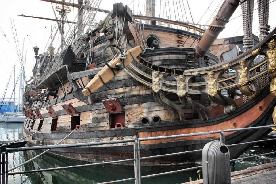 Corabie veche din lemn în Portul din Genova