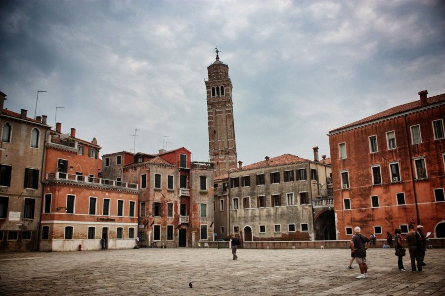 Turiști într-o piață din Veneția