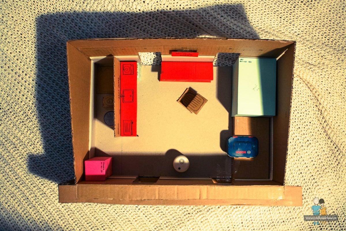 O machetă din carton pentru o casă mică din paie