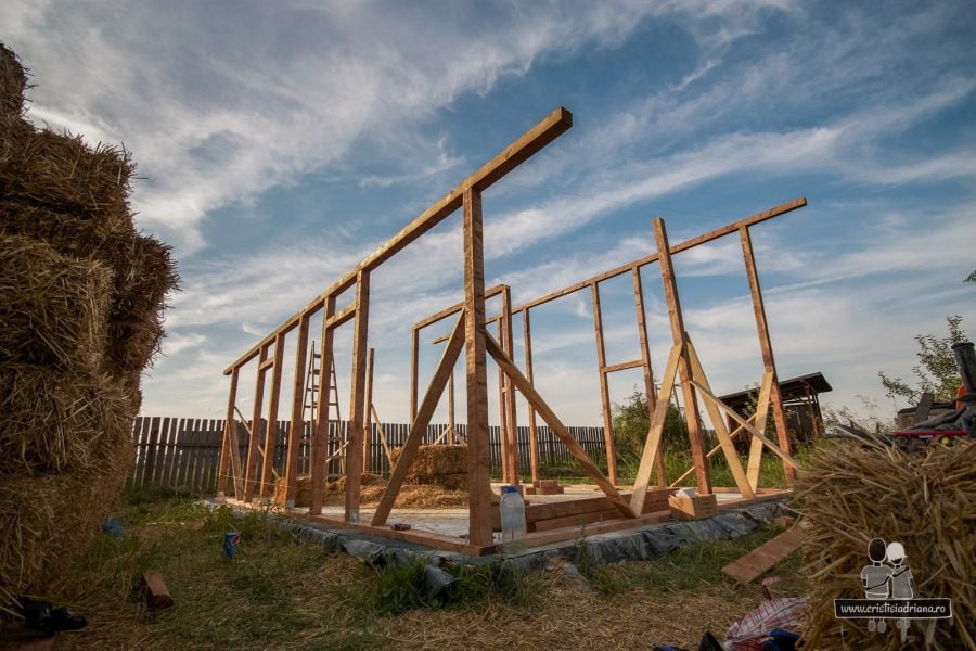 Structura de lemn a casei de paie