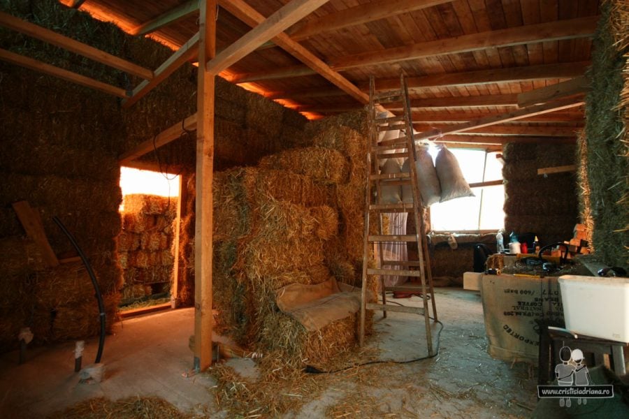 Interior casă din paie fara tencuială