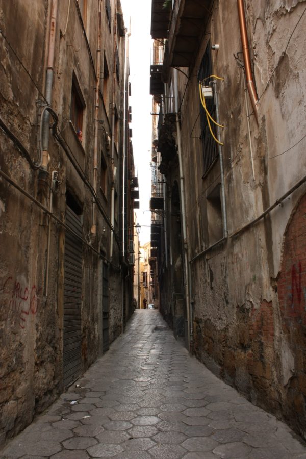 Stradă îngustă în Palermo