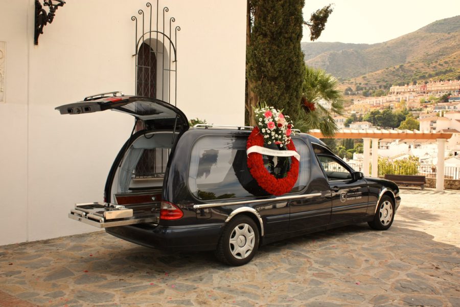 Mașină mortuară la înmormântare în Spania